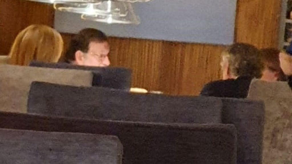 Mariano Rajoy, Maria Dolores de Cospedal y Javier López del Hierro durante su cena en Madrid. Mariano Rajoy, Maria Dolores de Cospedal y Javier López del Hierro durante su cena en Madrid.