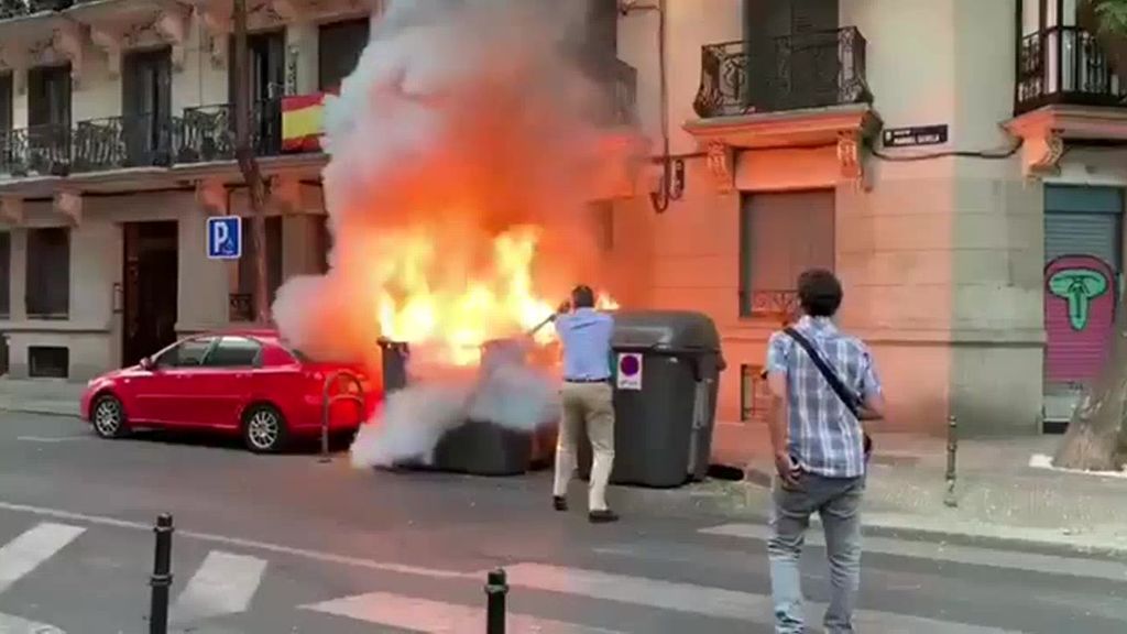 Ortega Smith apaga el fuego de un contenedor en llamas