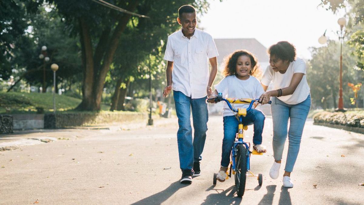Padres y madres que en verano se convierten en 'monitores' de sus hijos Padres y madres que en verano se convierten en 'monitores' de sus hijos