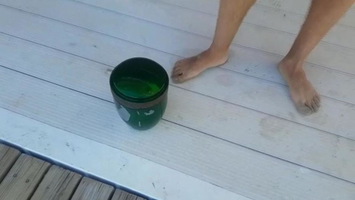 Encuentran una urna con cenizas flotando en una playa de Orihuela