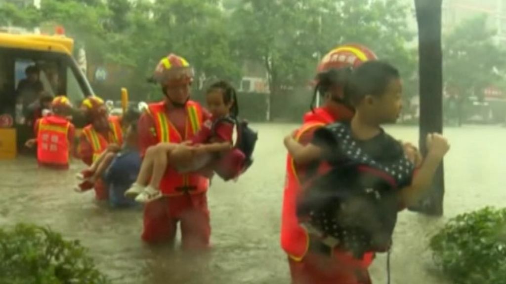Rescatan in extremis a un grupo de niños de un autobús escolar inundado en China