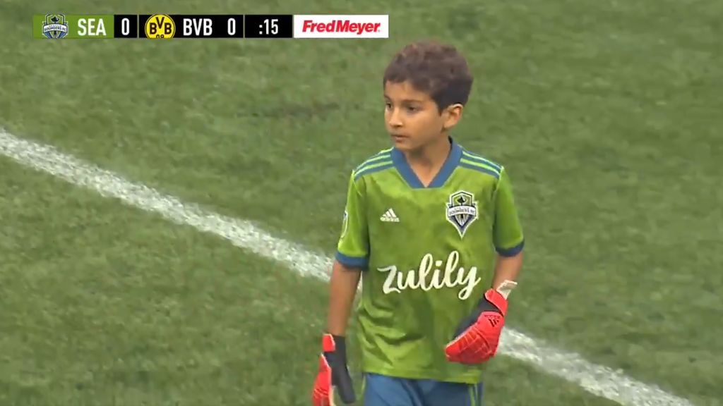 Un niño de ocho años con leucemia sale como portero titular en un amistoso contra el Borussia Dortmund Un niño de ocho años con leucemia sale como portero titular en un amistoso contra el Borussia Dortmund