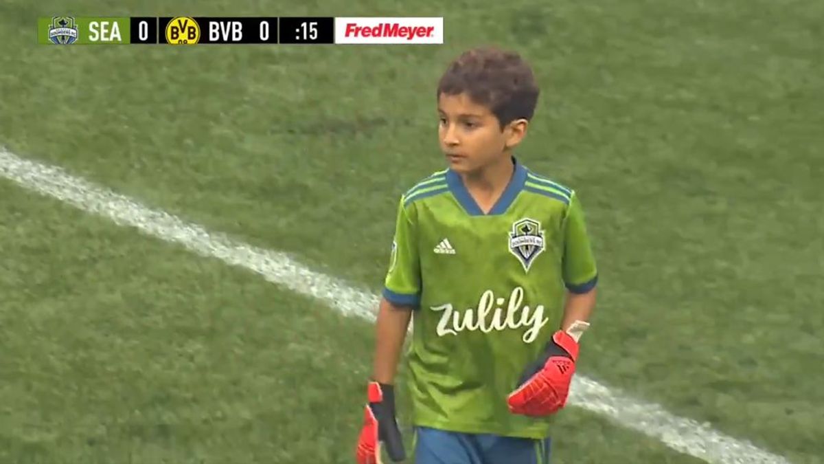 Un niño de ocho años con leucemia sale como portero titular en un amistoso contra el Borussia Dortmund