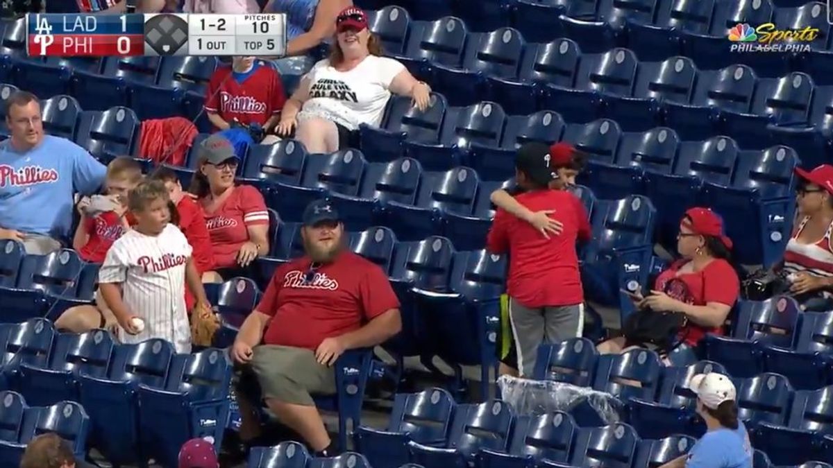 El gesto deportivo de un niño con su nuevo 'amigo' en un partido de béisbol en EE.UU