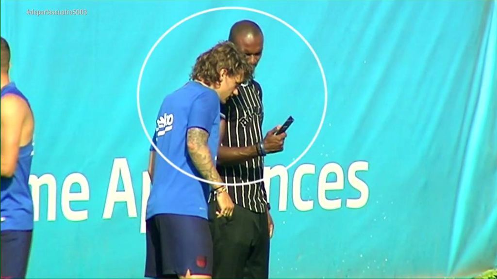 Griezmann y Abidal comparten confidencias en el móvil en pleno entrenamiento del Barça