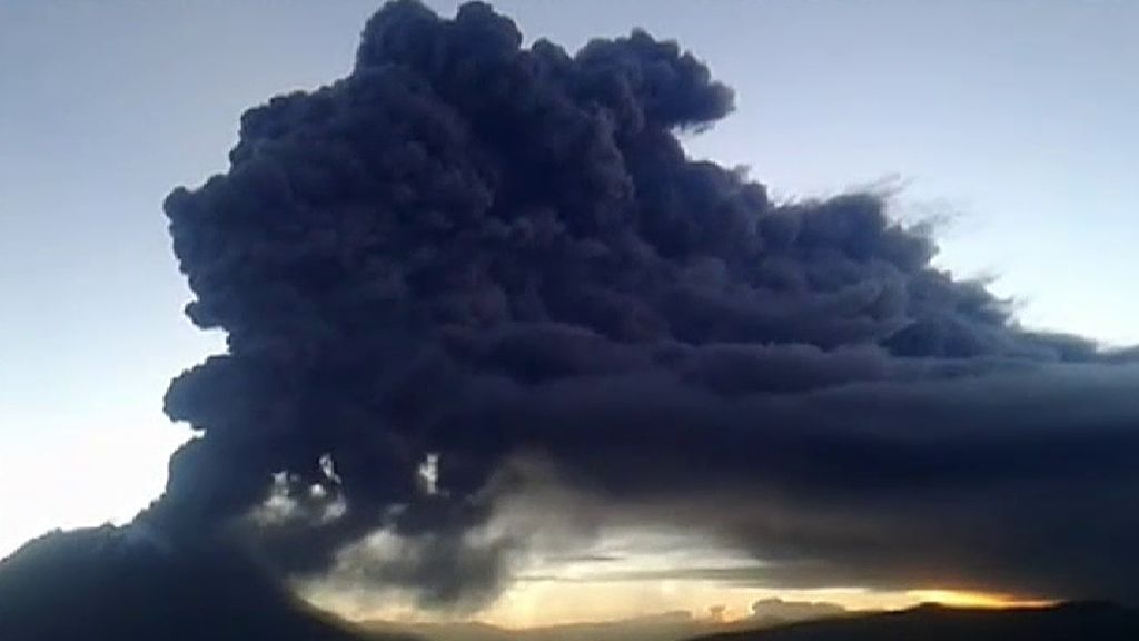 Evacuadas cientos de personas en el sur de Perú por la erupción del volcán Ubinas