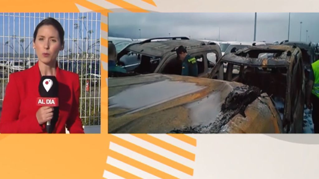 Un incendio calcina 16 coches nuevos y daña otros 40 en el Puerto de Vigo