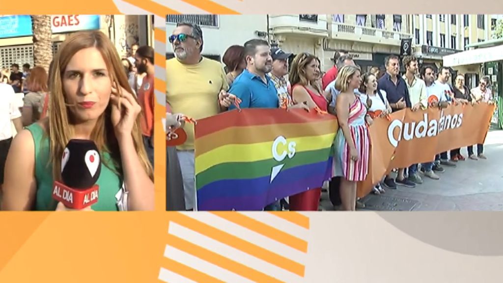 Nueva 'macrosentada' en la marcha del orgullo de Alicante como protesta a la presencia de Ciudadanos