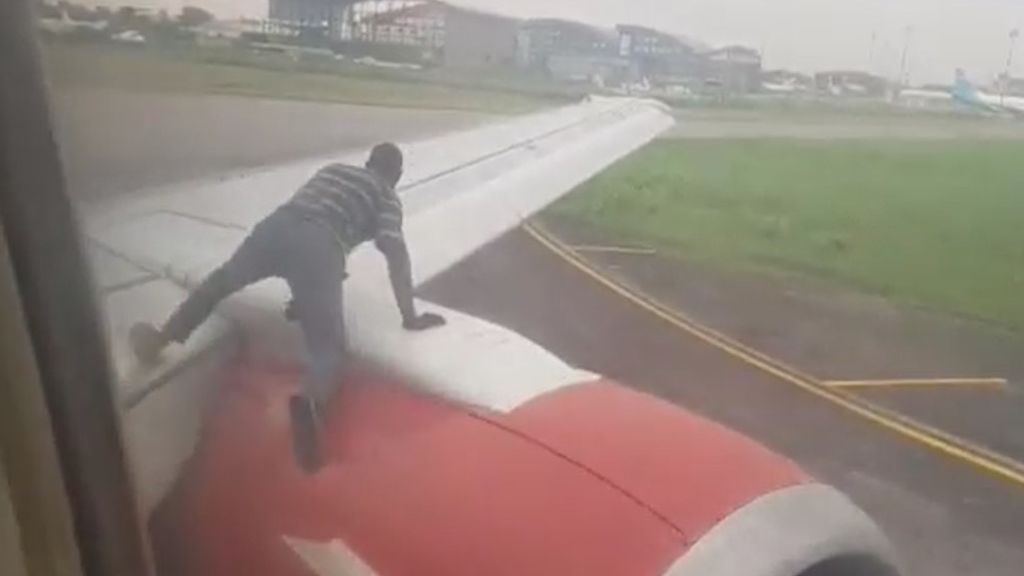 Un hombre salta al ala de un avión cuando iba a despegar