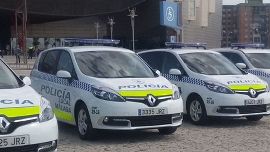 Detienen a un hombre por agarrar por el cuello, golpear y lanzar contra un banco a su pareja en Málaga Detienen a un hombre por agarrar por el cuello, golpear y lanzar contra un banco a su pareja en Málaga