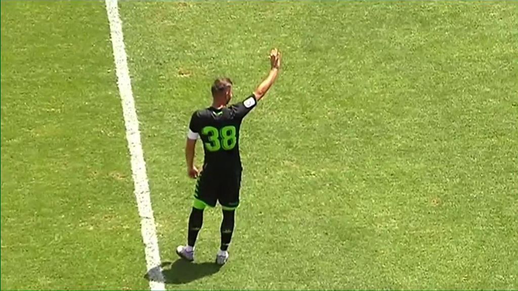 La afición del Betis canta el 'cumpleaños feliz' a Joaquín tras su gol en pretemporada