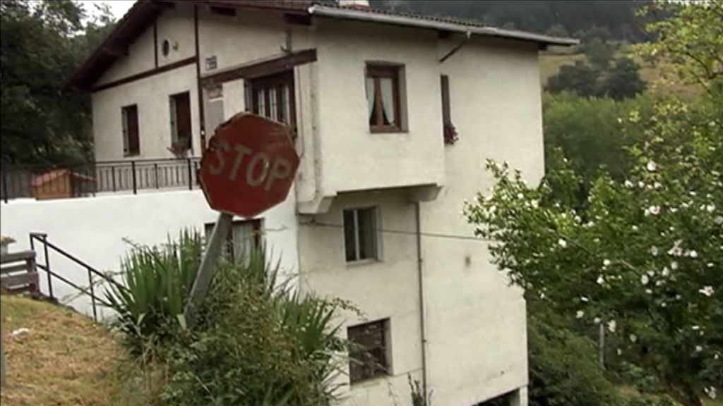 Muere un bebé tras precipitarse al vacío desde la cuarta planta de una vivienda en Vizcaya