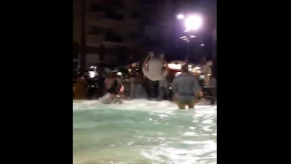 Tres jóvenes convierten una fuente pública en una piscina para bucear