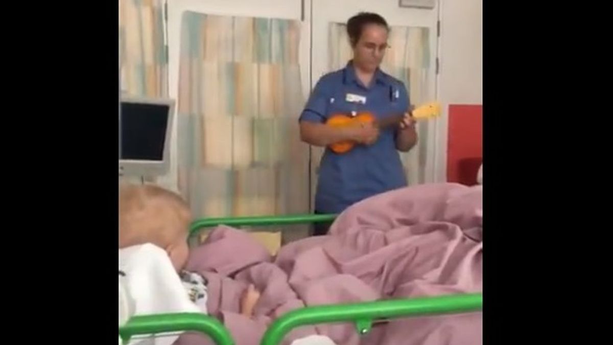 Beth, la heroína de los niños con cáncer: les canta canciones con su ukelele en el hospital
