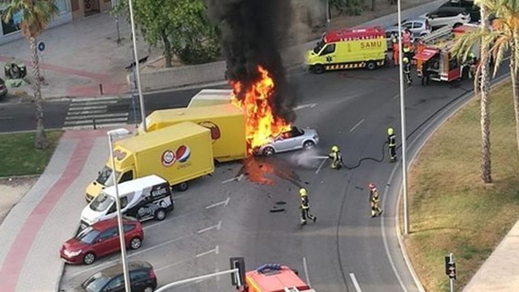 Un joven ebrio choca contra un camión en una rotonda de Alicante y su coche se prende fuego