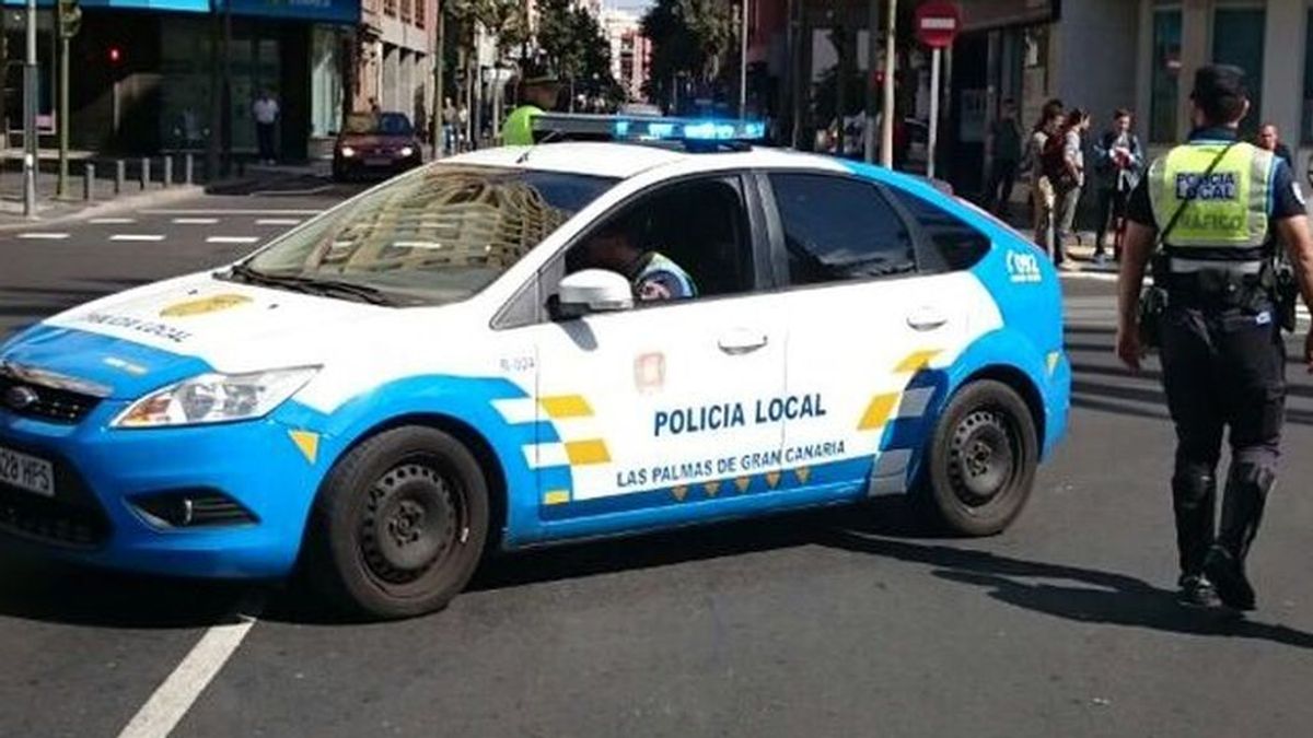 La Policía Local salva la vida a una bebé de nueve meses que se asfixiaba en Las Palmas