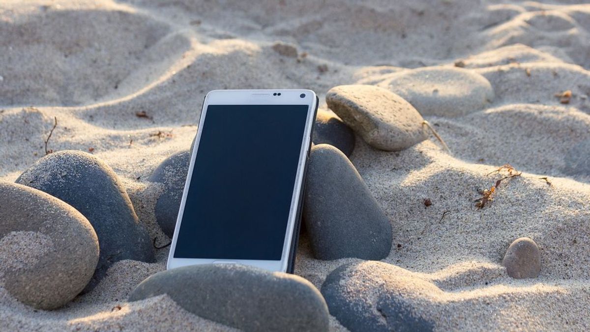 Trucos ingeniosos para que no te roben el móvil en la playa
