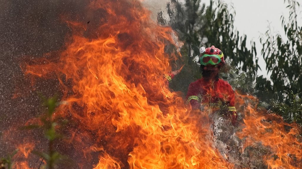 800 bomberos se concentran en el último gran incendio descontrolado en Portugal que ha dejado 20 heridos