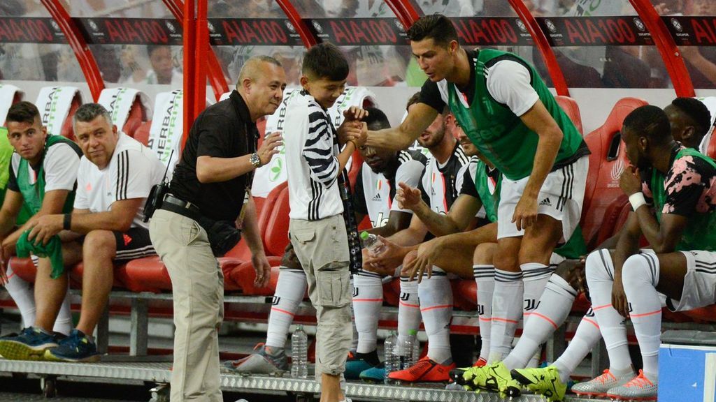 El increíble gesto de Cristiano Ronaldo con un niño: le invita a seguir el partido en el banquillo de la Juventus