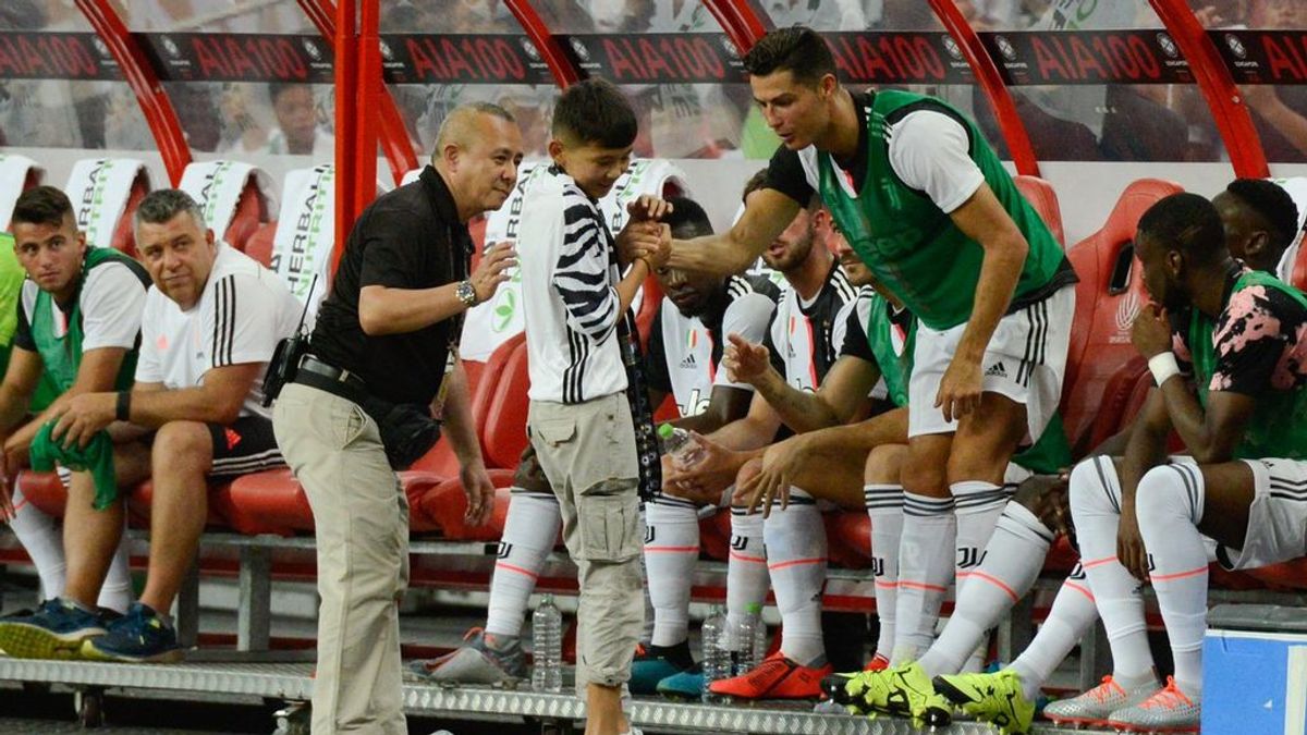 El increíble gesto de Cristiano Ronaldo con un niño: le invita a seguir el partido en el banquillo de la Juventus El increíble gesto de Cristiano Ronaldo con un niño: le invita a seguir el partido en el banquillo de la Juventus