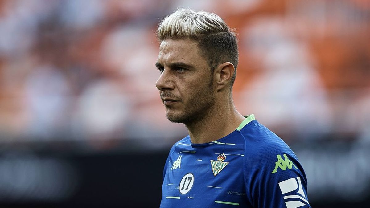 Los jugadores del Betis emocionan a Joaquín el día de su cumpleaños: felicitación sorpresa en el vestuario y una tarta significativa Los jugadores del Betis emocionan a Joaquín el día de su cumpleaños: felicitación sorpresa en el vestuario y una tarta significativa