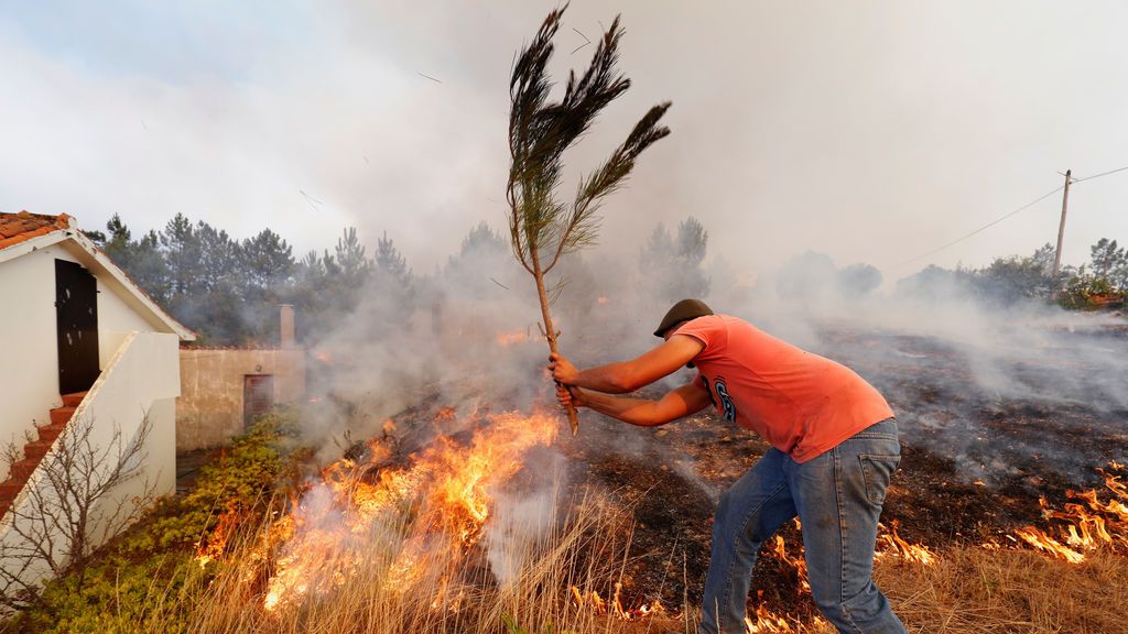 Más de 800 bomberos se concentran en el último gran incendio descontrolado en Portugal