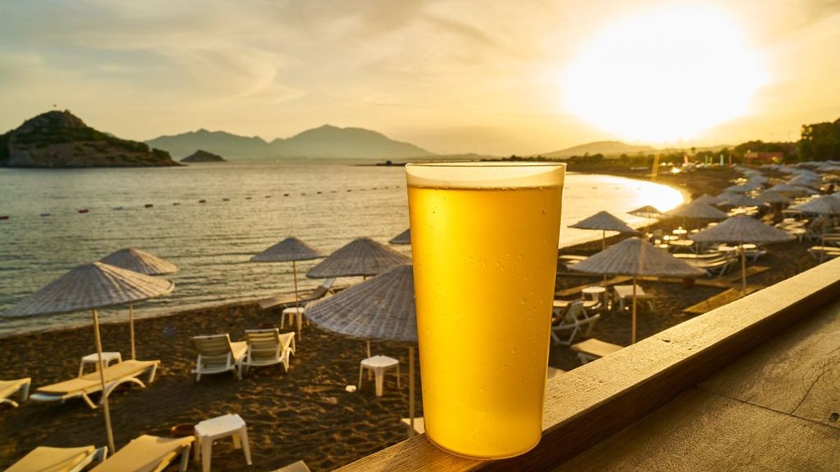 Muy fans: llenas un vaso de colillas y algunos chiringuitos te lo cambian por una cerveza o refresco Muy fans: llenas un vaso de colillas y algunos chiringuitos te lo cambian por una cerveza o refresco