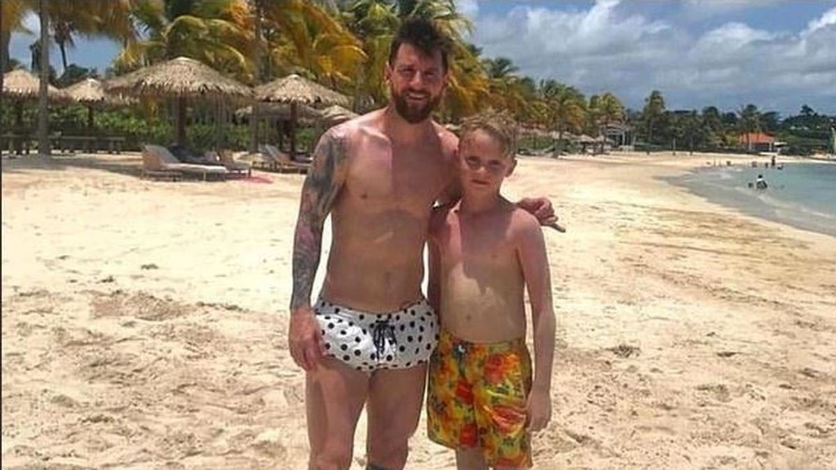 Mackenzie, el niño que jugó con Messi en la playa, narra la historia: "Jugó conmigo, me subió a hombros y me llevó a nadar en su barco"