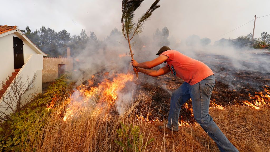 Más de 800 bomberos se concentran en el último gran incendio descontrolado en Portugal
