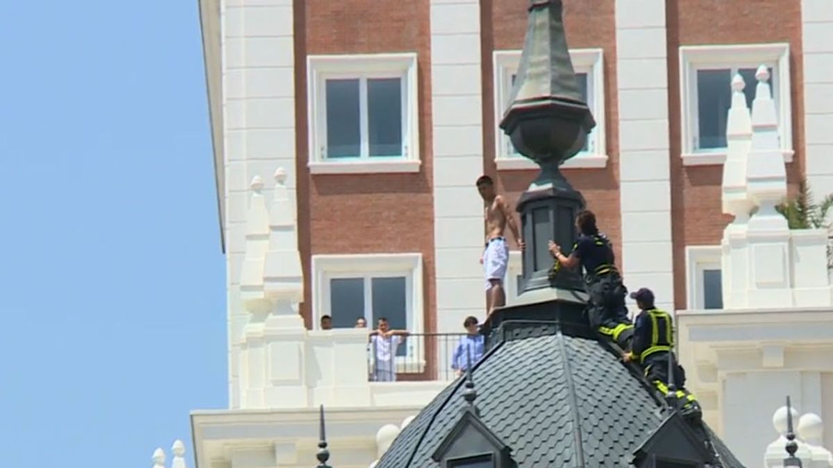 Tensión en Gran Vía: un hombre amenaza con tirarse desde lo alto de un edificio