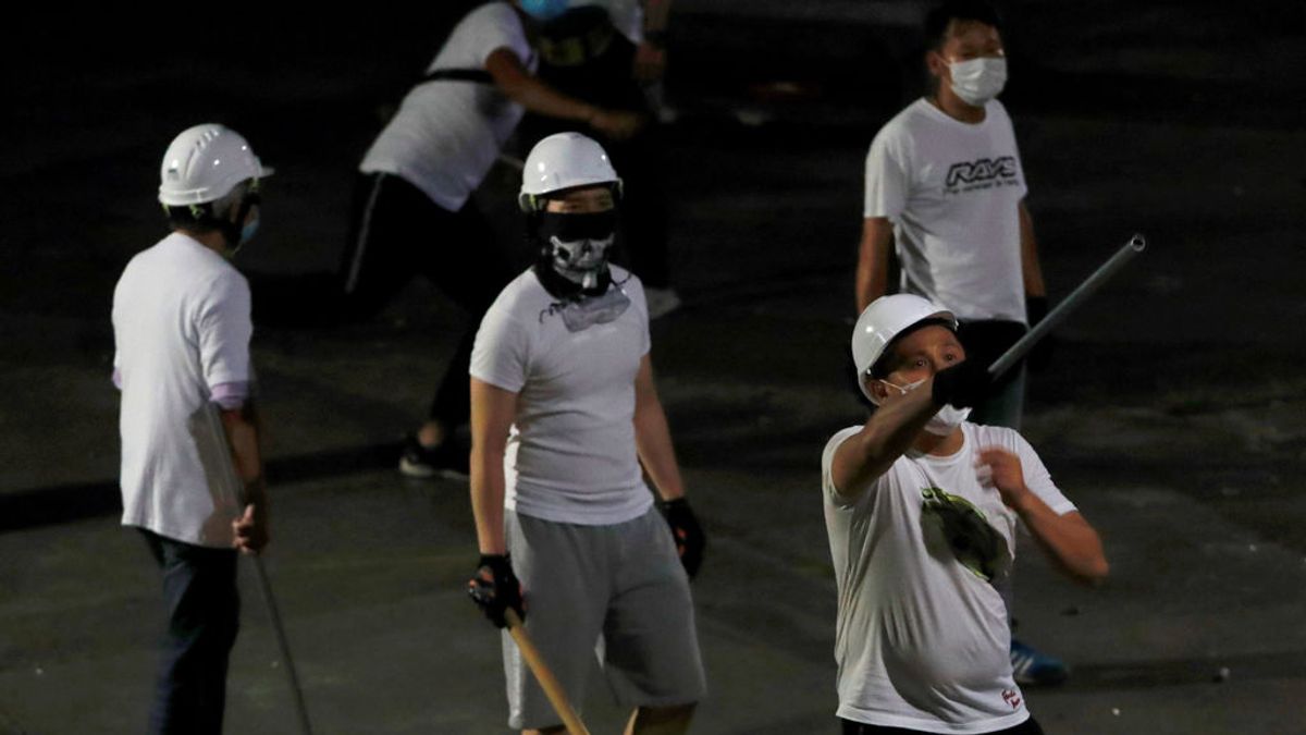 Los 'camisas blancas' irrumpen con violencia en las protestas de Hong Kong