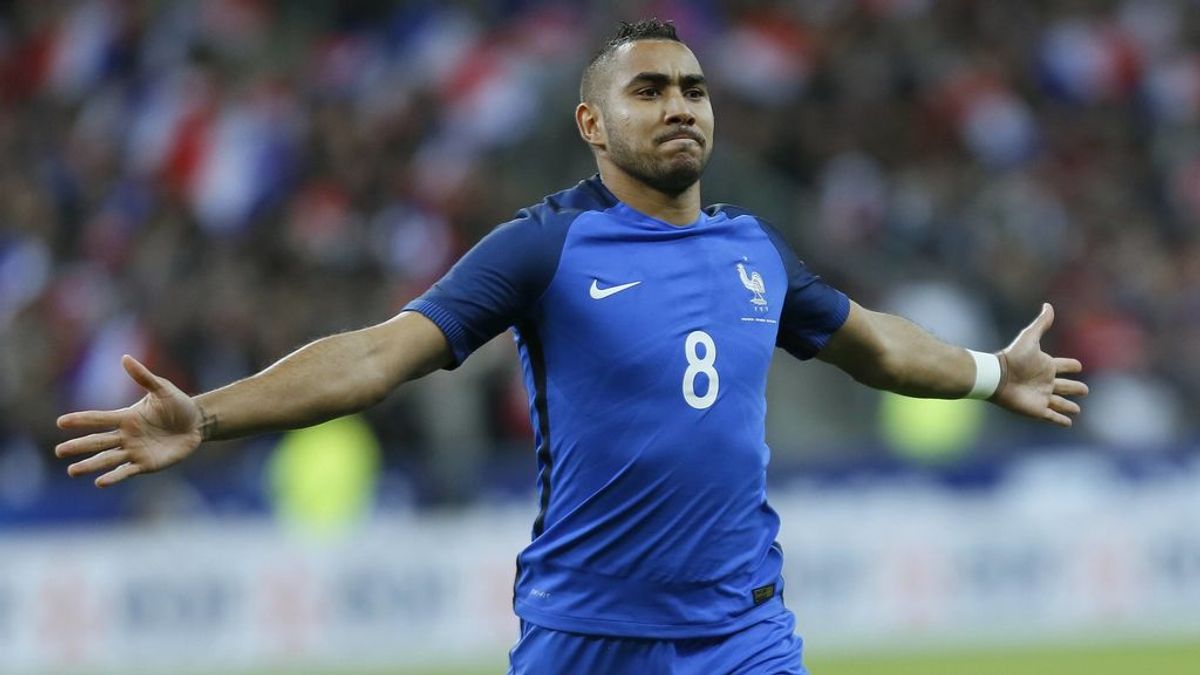 Payet le da un beso en la boca a un compañero y este reacciona escupiendo Payet le da un beso en la boca a un compañero y este reacciona escupiendo