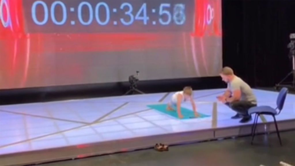 Un niño de Chechenia bate dos récords mundiales de flexiones