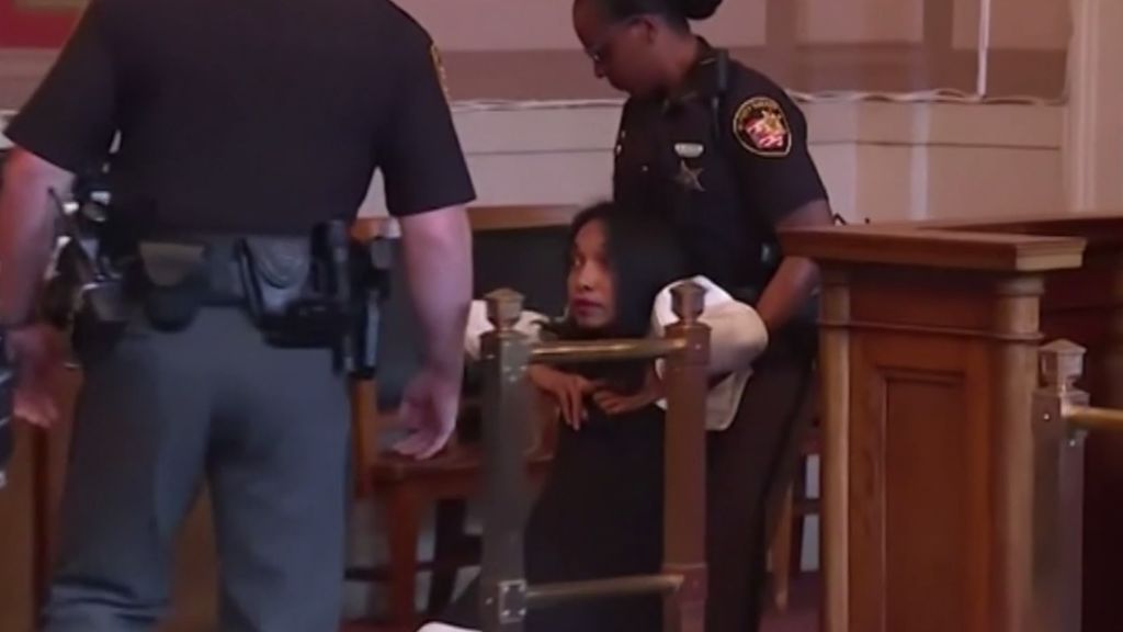 Arrastran a una exjueza tras ser condenada a seis meses de prisión en Ohio
