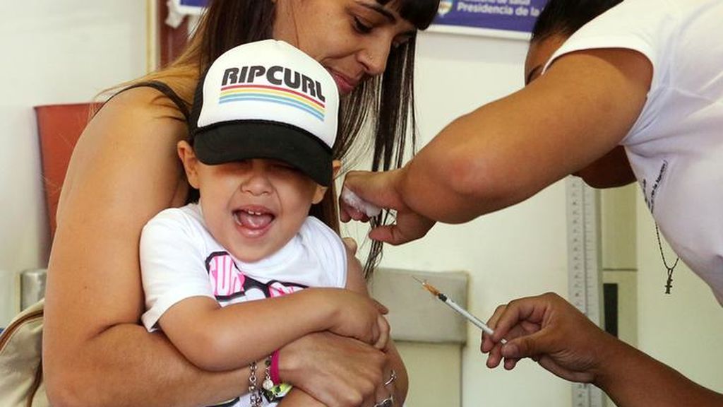 Los pediatras aconsejan proteger a los menores de doce años con la vacuna tetravalente contra el meningococo