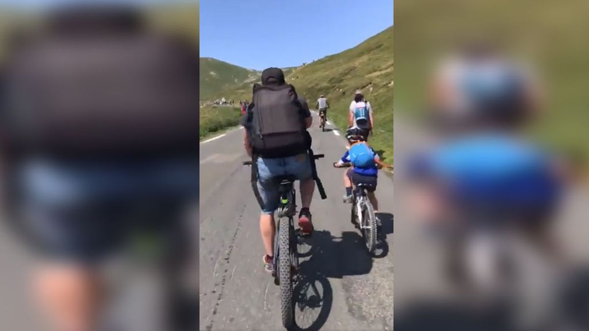 Un niño asombra a todos subiendo con su padre el Tourmalet como si fuera el Tour de Francia