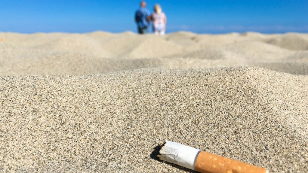 Apunta para tus vacaciones: listado completo de las 179 playas españolas donde ya está prohibido fumar