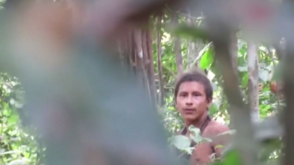 Graba a una tribu aislada para denunciar la destrucción de la Amazonia
