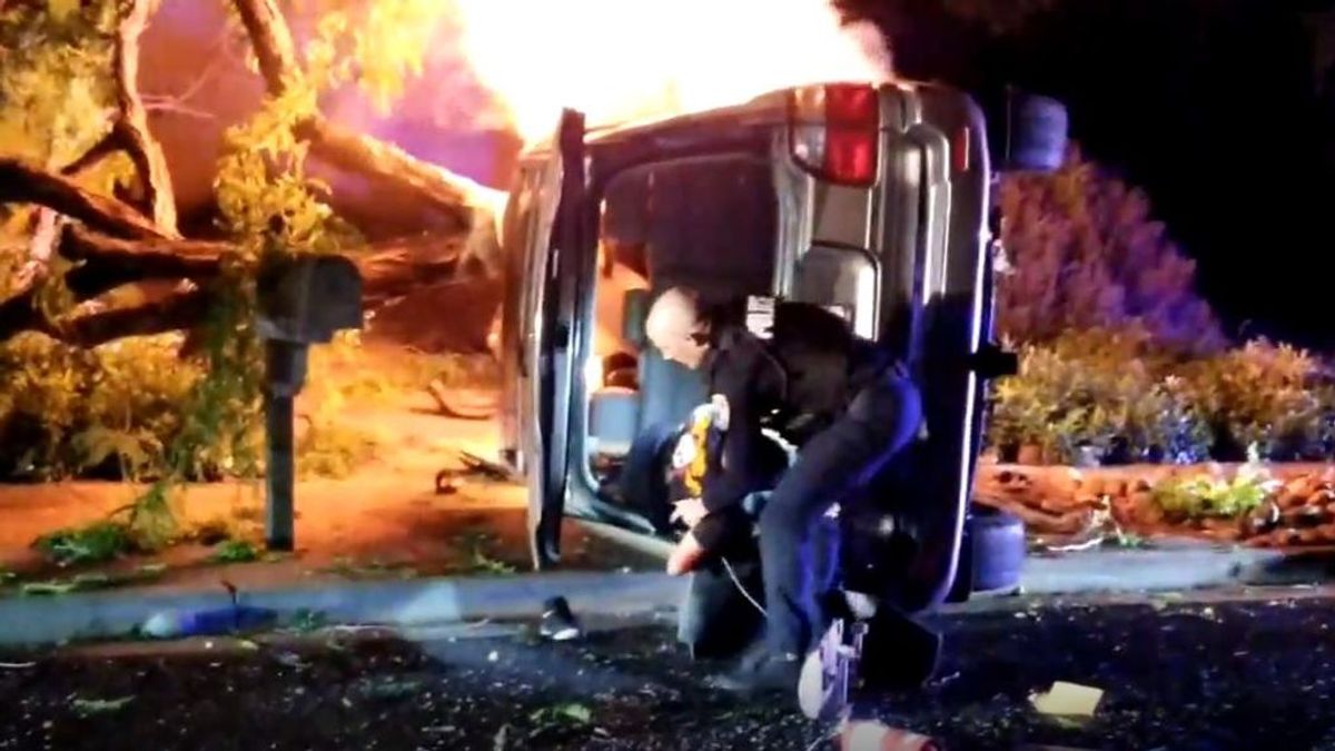 Un policía de California realiza un impresionante rescate dentro de un coche en llamas Un policía de California realiza un impresionante rescate dentro de un coche en llamas