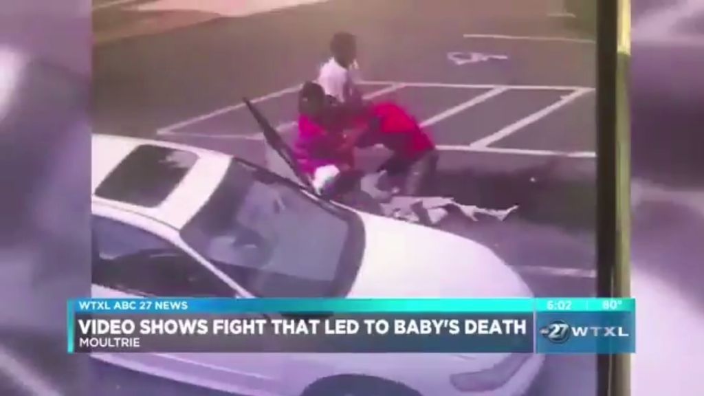 Acusan a una madre de matar a su bebé tras lanzarlo al suelo para pelearse