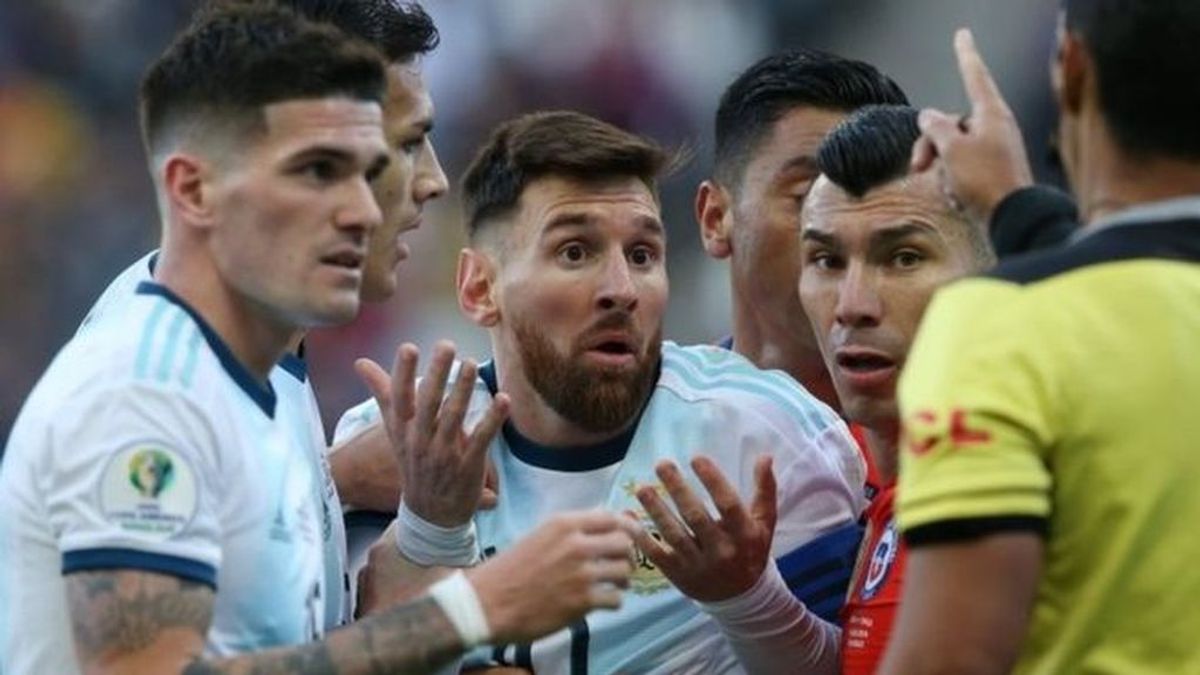Messi se disculpa argumentando 'estrés emocional' y la Conmebol lo sanciona con un partido y 1.500 dólares