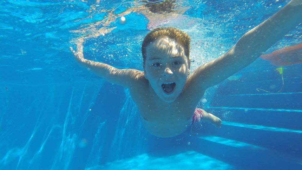 La gente está fatal y está haciendo caca en las piscinas públicas aposta