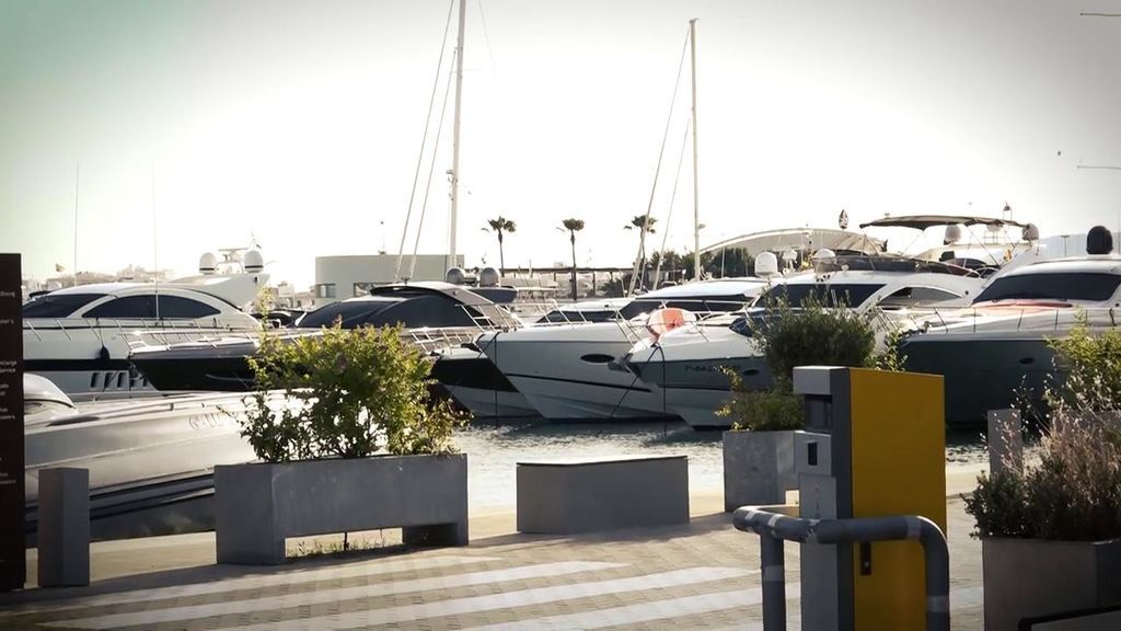 El alto tren de vida de Chelo García Cortés y su mujer Marta Roca en Ibiza: restaurantes de lujo, salir a navegar y primeras marcas