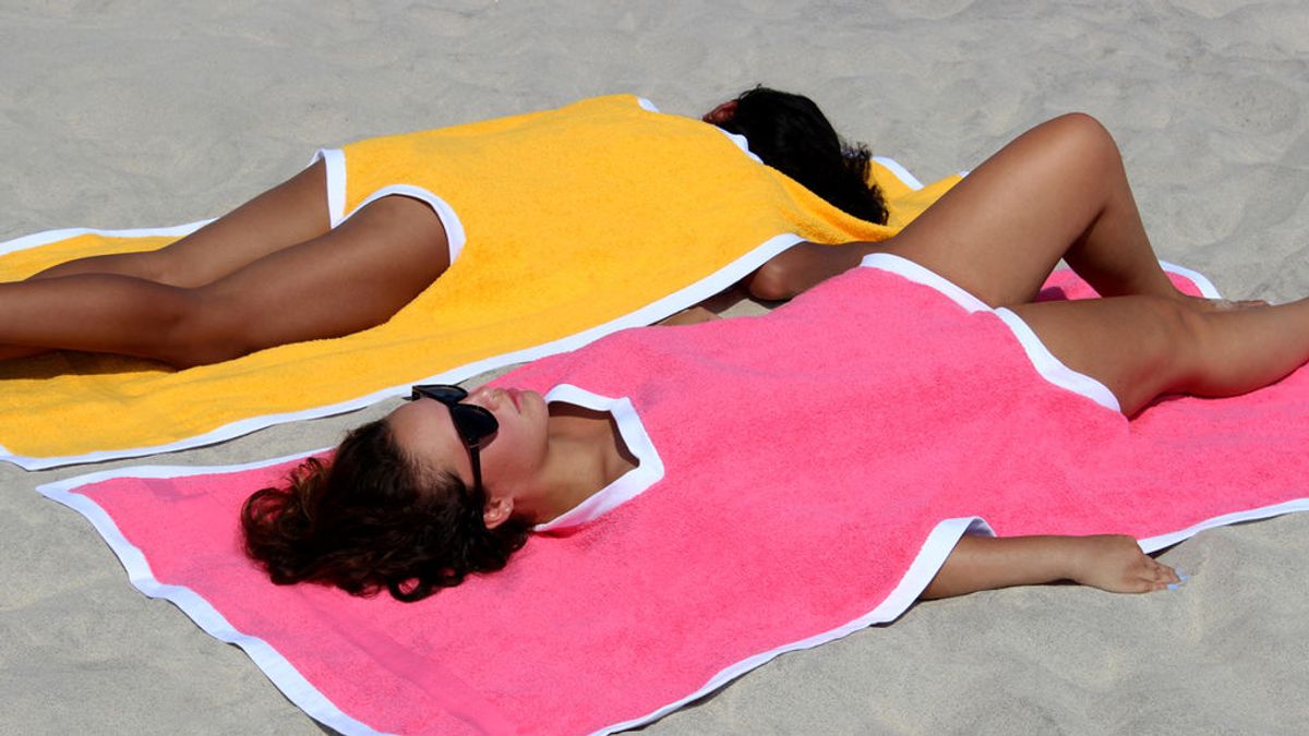 Llega la última moda del verano: el towelkini, toalla y bañador en uno