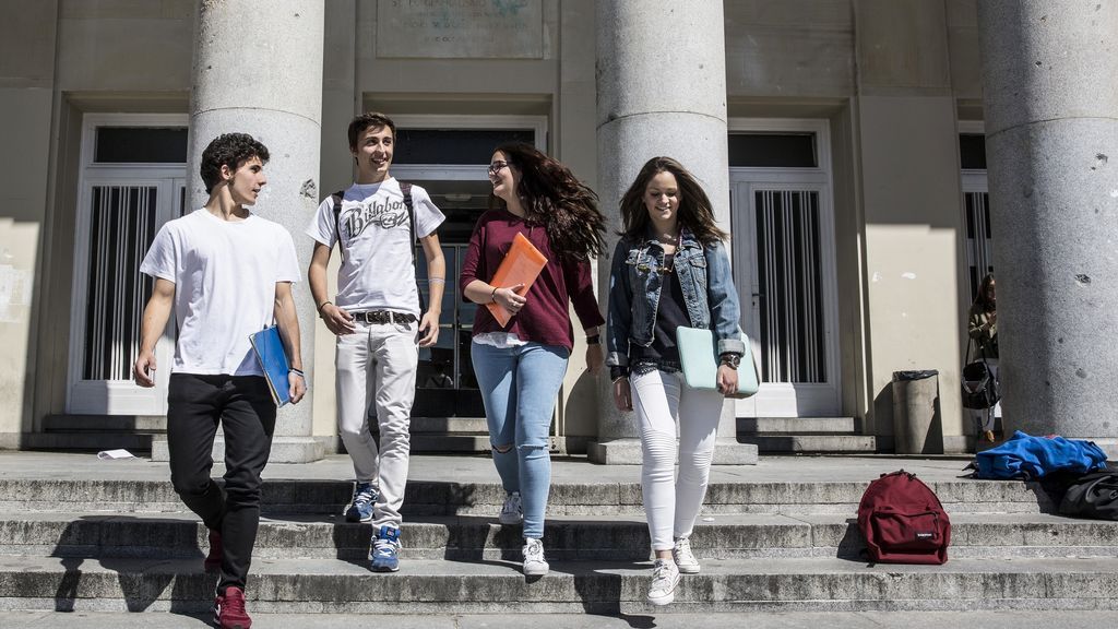 El número de becarios aumenta un 4% y la cuantía de las ayudas, un 2% El número de becarios aumenta un 4% y la cuantía de las ayudas, un 2%