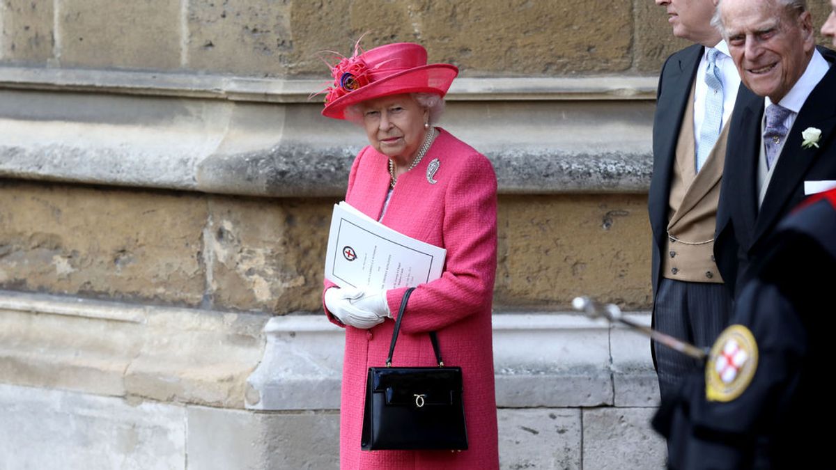 El secreto que esconde el bolso de la reina de Inglaterra El secreto que esconde el bolso de la reina de Inglaterra