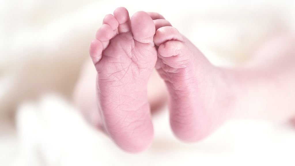Abandonan a un bebé con un día de vida en la puerta de un apartamento de Florida Abandonan a un bebé con un día de vida en la puerta de un apartamento de Florida