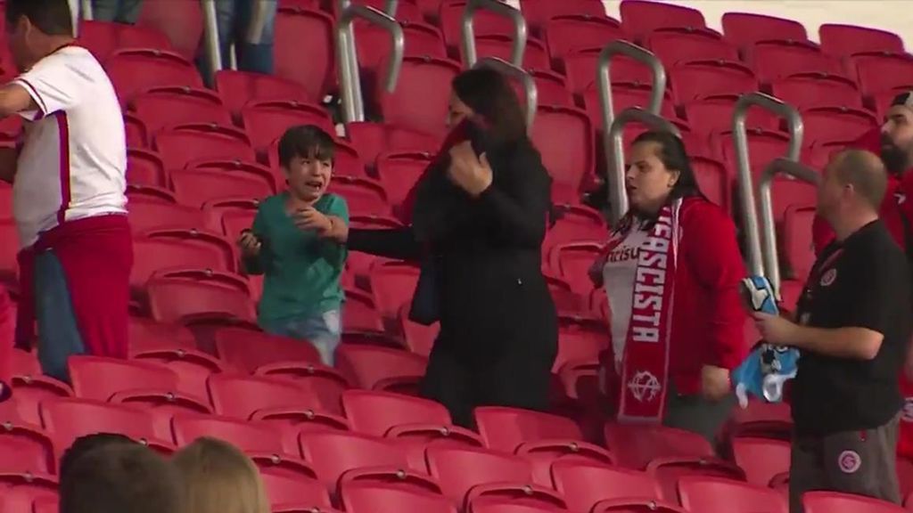 La brutal agresión a un niño en un estadio de fútbol por llevar la camiseta del rival La brutal agresión a un niño en un estadio de fútbol por llevar la camiseta del rival