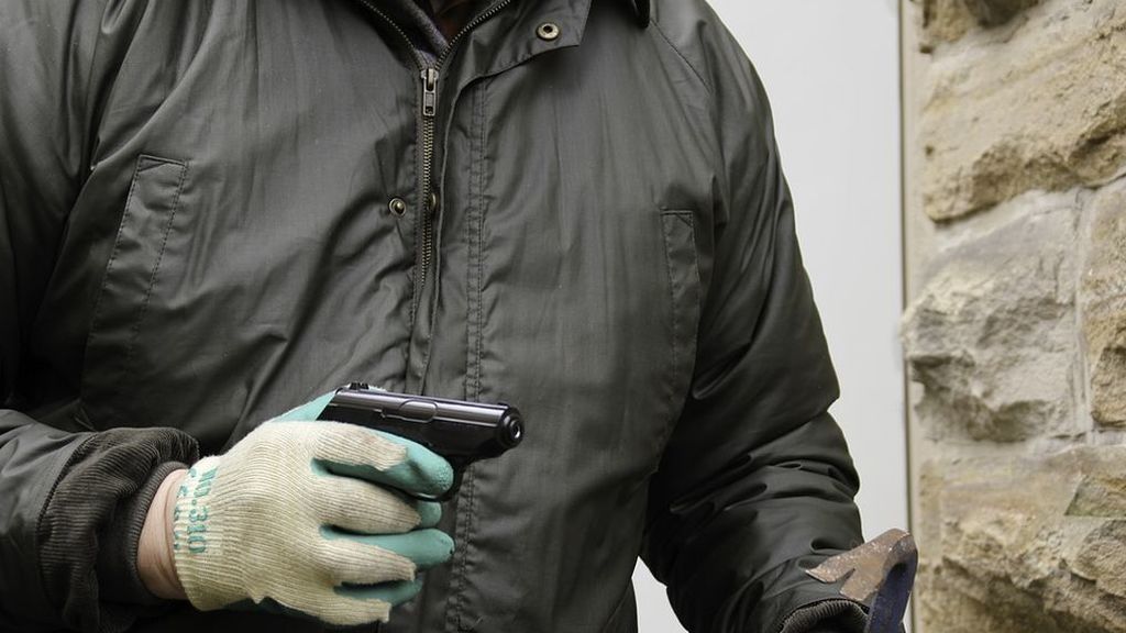 Una joven se encuentra a un ladrón armado bajo su cama tras despertarse de madrugada Una joven se encuentra a un ladrón armado bajo su cama tras despertarse de madrugada