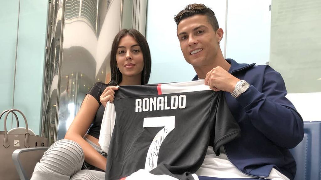 Los lujosos caprichos de Georgina en sus vacaciones sin Cristiano: desde una habitación de 2.500 euros la noche a pedir que forraran de césped la azotea